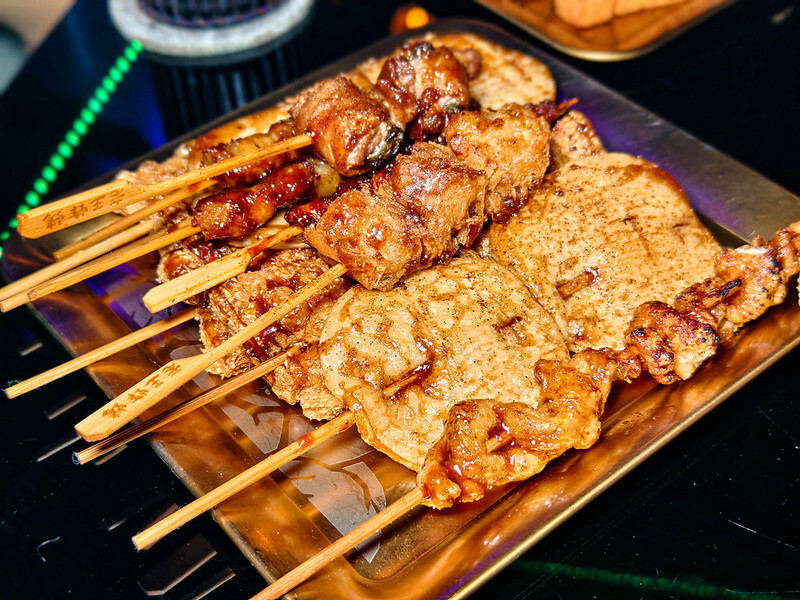 永春站美食首選，老王炸烤信義旗艦店打造夜店風炸烤新體驗