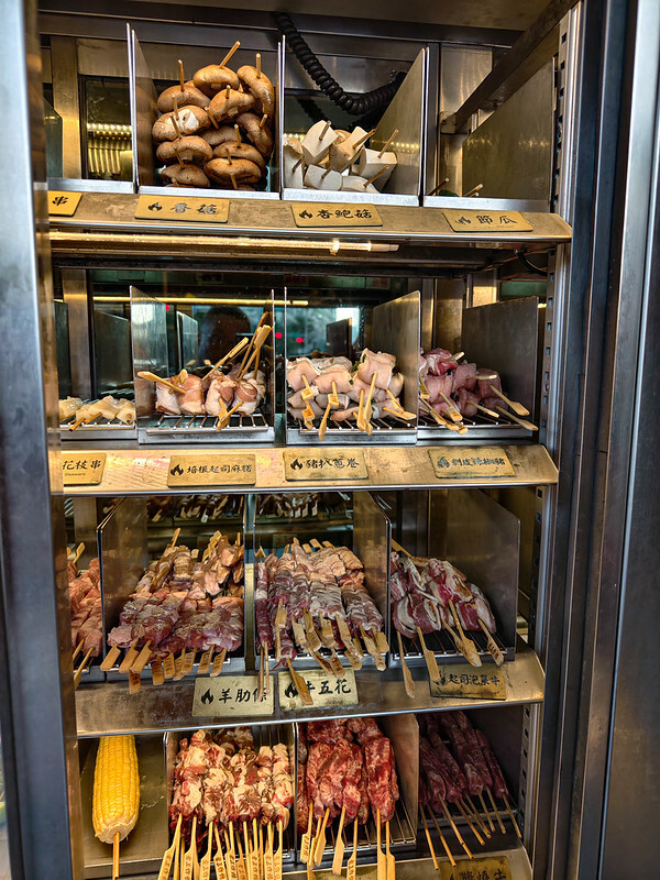 永春站美食首選，老王炸烤信義旗艦店打造夜店風炸烤新體驗