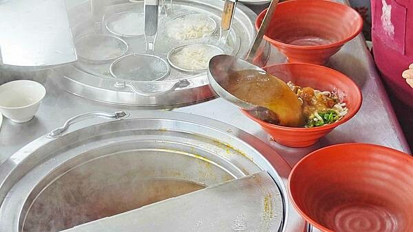 【宜蘭美食】呷味鮮牛肉麵｜特殊的南洋咖哩風味的牛肉麵