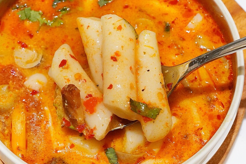 泰國曼谷最強網美餐廳最新分店開幕啦！免出國也能享用創意泰式料理，台中開幕限定菜「泰想芋見泥」大推必點！