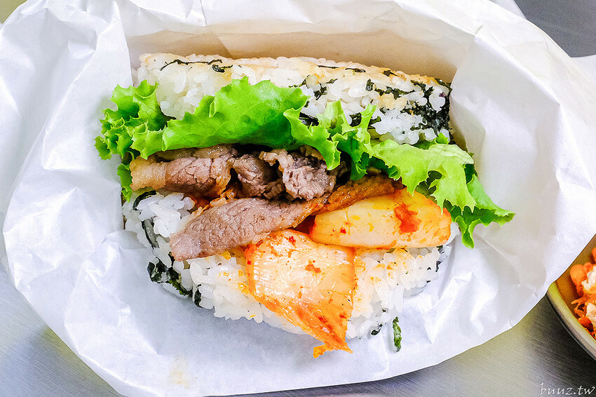 泡菜牛、滿滿鮪魚，粒客韓式米漢堡，軟Q米飯夾酥脆炸雞，鵝黃色風格好吃好拍！