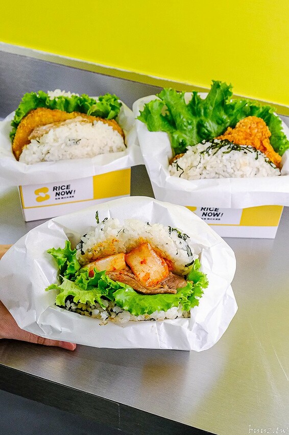 泡菜牛、滿滿鮪魚，粒客韓式米漢堡，軟Q米飯夾酥脆炸雞，鵝黃色風格好吃好拍！