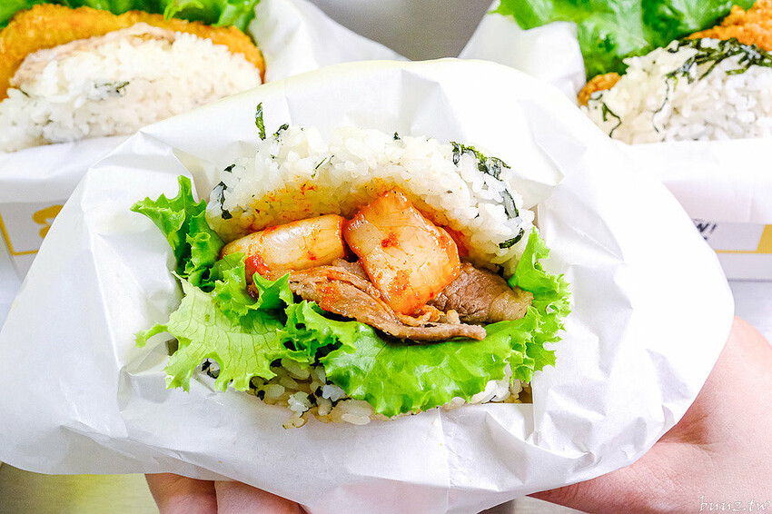 泡菜牛、滿滿鮪魚，粒客韓式米漢堡，軟Q米飯夾酥脆炸雞，鵝黃色風格好吃好拍！