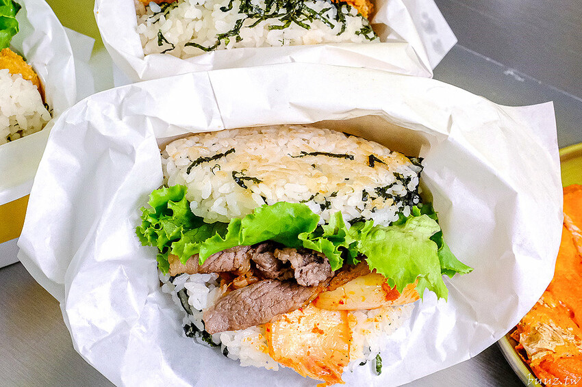 泡菜牛、滿滿鮪魚，粒客韓式米漢堡，軟Q米飯夾酥脆炸雞，鵝黃色風格好吃好拍！