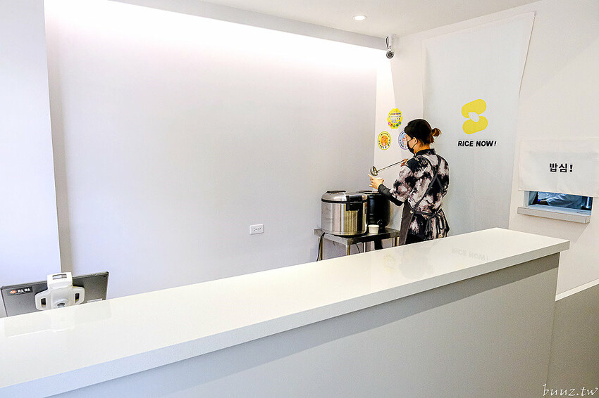 泡菜牛、滿滿鮪魚，粒客韓式米漢堡，軟Q米飯夾酥脆炸雞，鵝黃色風格好吃好拍！