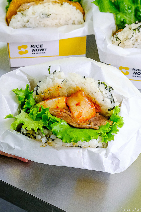 泡菜牛、滿滿鮪魚，粒客韓式米漢堡，軟Q米飯夾酥脆炸雞，鵝黃色風格好吃好拍！
