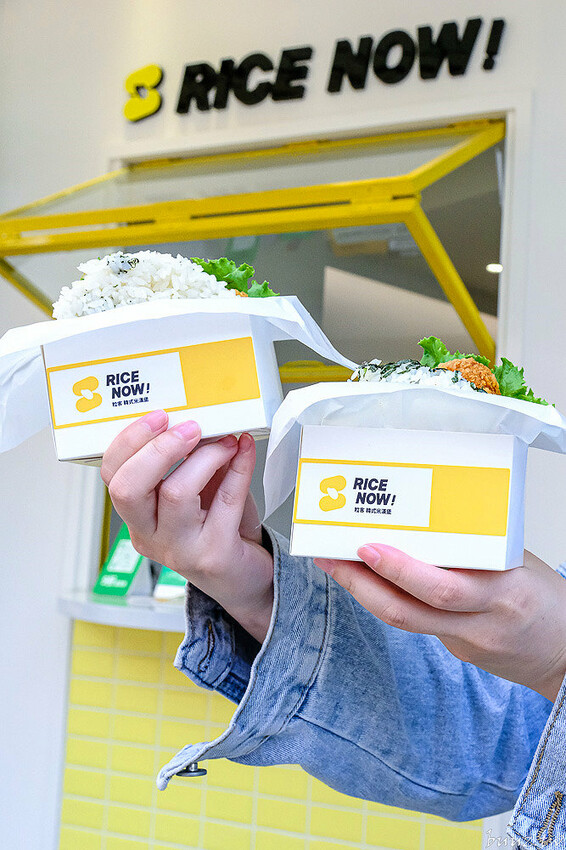 泡菜牛、滿滿鮪魚，粒客韓式米漢堡，軟Q米飯夾酥脆炸雞，鵝黃色風格好吃好拍！