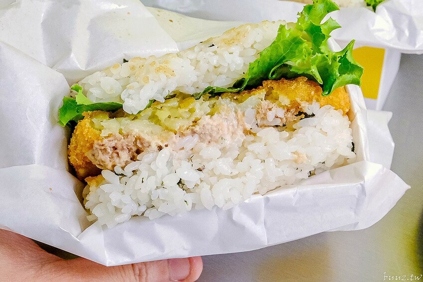 泡菜牛、滿滿鮪魚，粒客韓式米漢堡，軟Q米飯夾酥脆炸雞，鵝黃色風格好吃好拍！