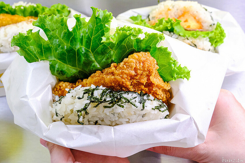 泡菜牛、滿滿鮪魚，粒客韓式米漢堡，軟Q米飯夾酥脆炸雞，鵝黃色風格好吃好拍！