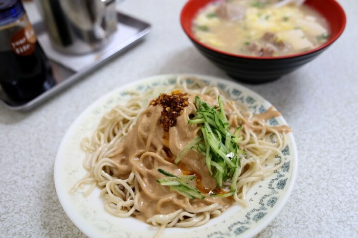 想要一次滿足味蕾和荷包的饗宴體驗嗎！來這家專門店，提供的丼飯和咖哩飯美味無比，白飯、湯品、小菜無限續，飲料更是喝到飽，這裡的cp值超高，絕對會讓你大呼過癮。