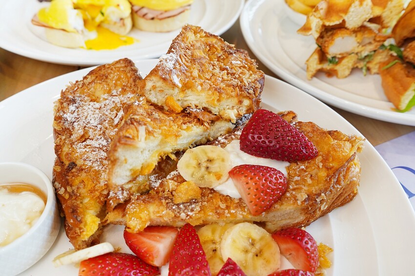 世界第一名早餐台中首店開幕啦！擁有全台最大坪數的絕美店裝，經典班尼迪克蛋與法式土司更是招牌必點！