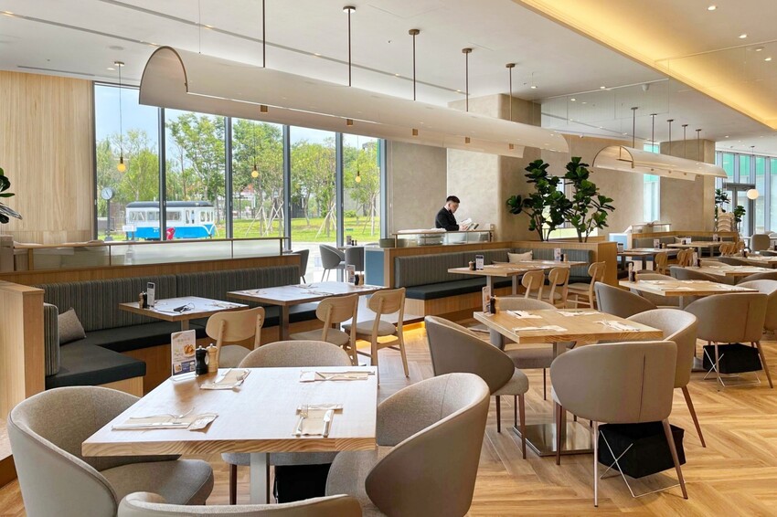 世界第一名早餐台中首店開幕啦！擁有全台最大坪數的絕美店裝，經典班尼迪克蛋與法式土司更是招牌必點！