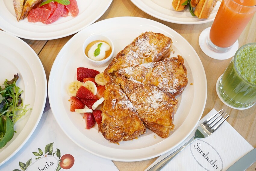 世界第一名早餐台中首店開幕啦！擁有全台最大坪數的絕美店裝，經典班尼迪克蛋與法式土司更是招牌必點！