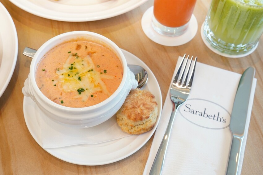 世界第一名早餐台中首店開幕啦！擁有全台最大坪數的絕美店裝，經典班尼迪克蛋與法式土司更是招牌必點！