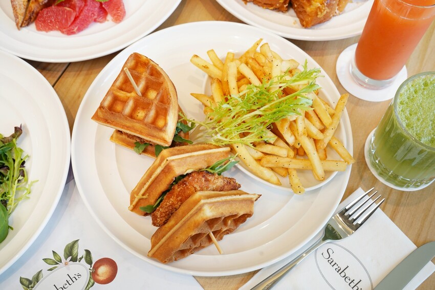 世界第一名早餐台中首店開幕啦！擁有全台最大坪數的絕美店裝，經典班尼迪克蛋與法式土司更是招牌必點！