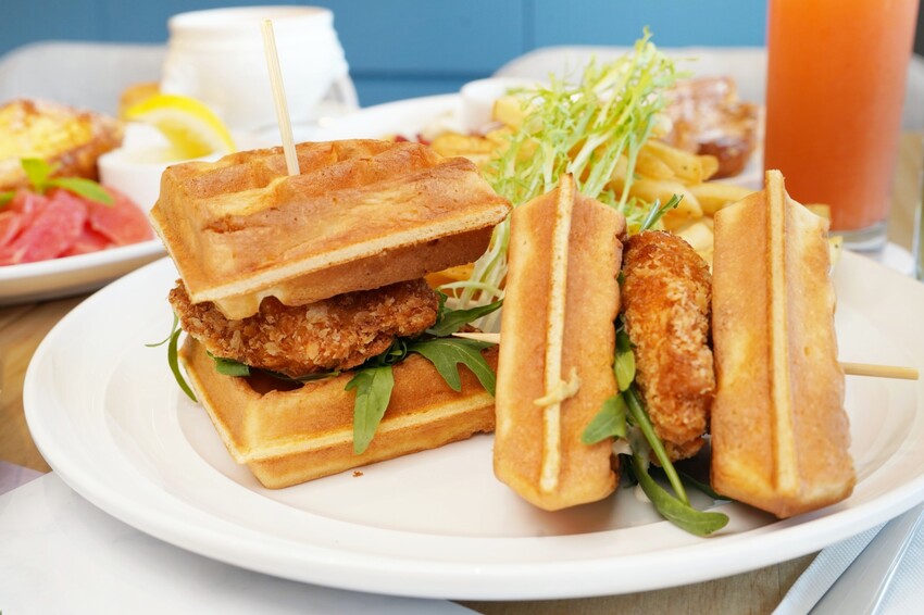 世界第一名早餐台中首店開幕啦！擁有全台最大坪數的絕美店裝，經典班尼迪克蛋與法式土司更是招牌必點！