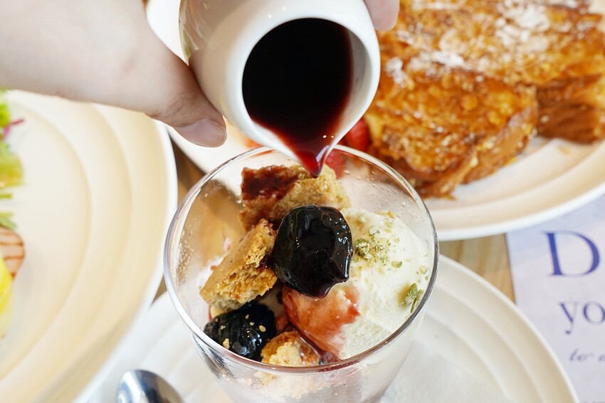 世界第一名早餐台中首店開幕啦！擁有全台最大坪數的絕美店裝，經典班尼迪克蛋與法式土司更是招牌必點！