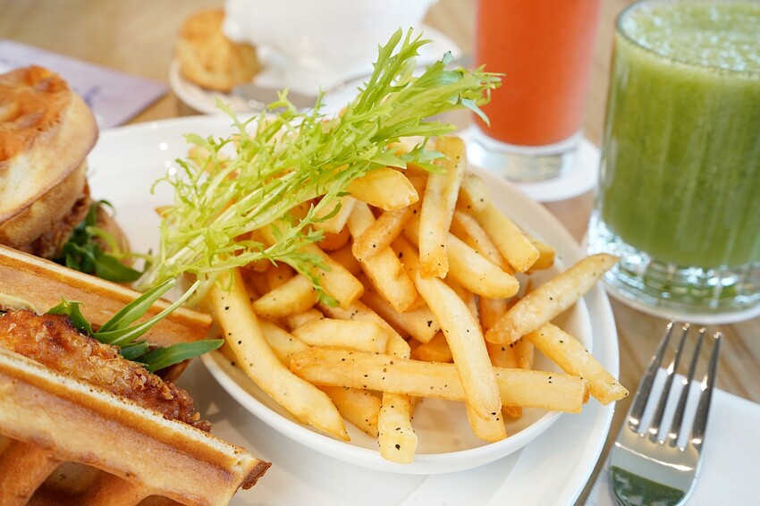 世界第一名早餐台中首店開幕啦！擁有全台最大坪數的絕美店裝，經典班尼迪克蛋與法式土司更是招牌必點！