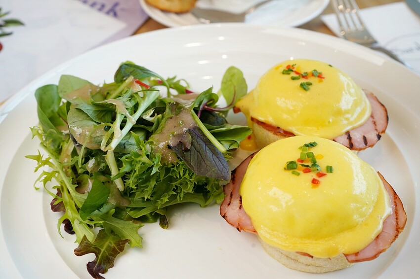 世界第一名早餐台中首店開幕啦！擁有全台最大坪數的絕美店裝，經典班尼迪克蛋與法式土司更是招牌必點！