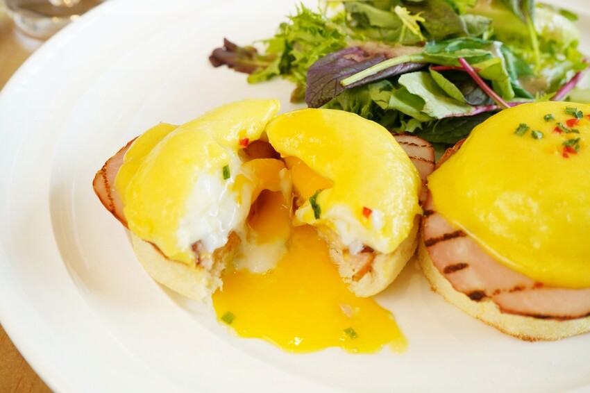 世界第一名早餐台中首店開幕啦！擁有全台最大坪數的絕美店裝，經典班尼迪克蛋與法式土司更是招牌必點！