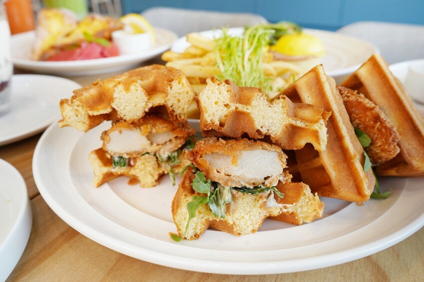 世界第一名早餐台中首店開幕啦！擁有全台最大坪數的絕美店裝，經典班尼迪克蛋與法式土司更是招牌必點！