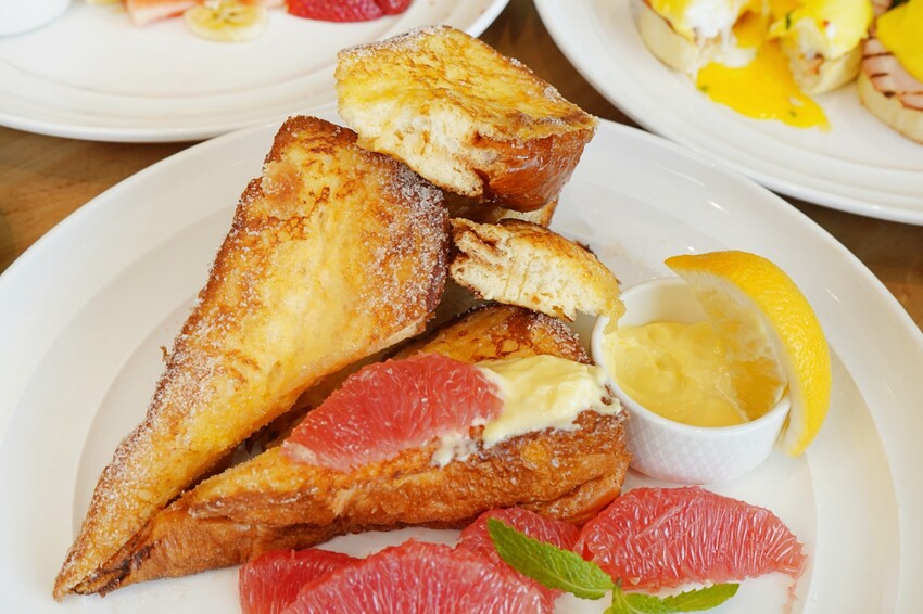 世界第一名早餐台中首店開幕啦！擁有全台最大坪數的絕美店裝，經典班尼迪克蛋與法式土司更是招牌必點！