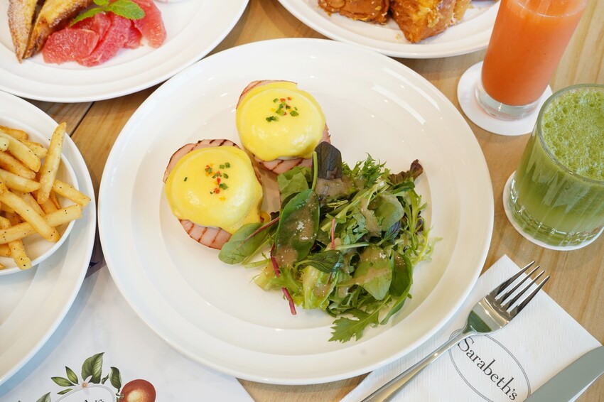 世界第一名早餐台中首店開幕啦！擁有全台最大坪數的絕美店裝，經典班尼迪克蛋與法式土司更是招牌必點！