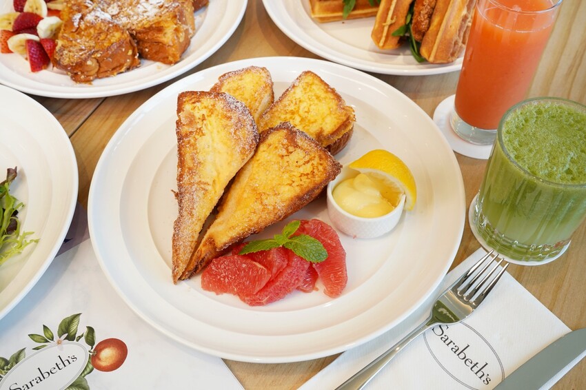 世界第一名早餐台中首店開幕啦！擁有全台最大坪數的絕美店裝，經典班尼迪克蛋與法式土司更是招牌必點！