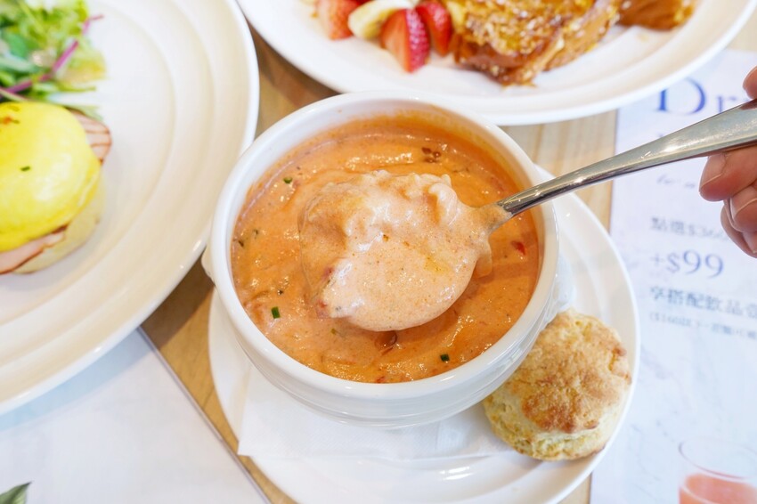 世界第一名早餐台中首店開幕啦！擁有全台最大坪數的絕美店裝，經典班尼迪克蛋與法式土司更是招牌必點！