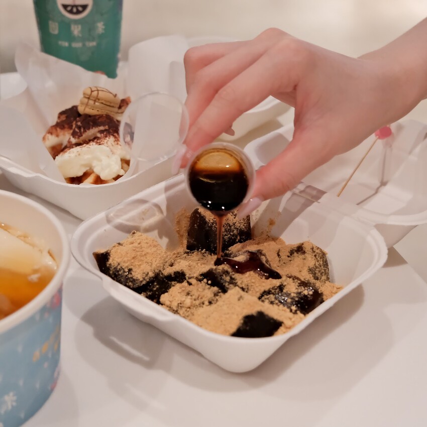 【微風南山飲料推薦】因果茶~信義區平價飲料只要50元起!免費獨家ㄤ姑粿珍珠、平價好吃可朗芙、職人豆磨豆花、招牌嫩仙草、日式復古甜點~因果茶菜單