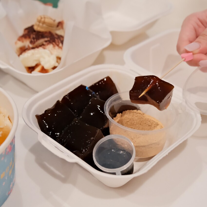 【微風南山飲料推薦】因果茶~信義區平價飲料只要50元起!免費獨家ㄤ姑粿珍珠、平價好吃可朗芙、職人豆磨豆花、招牌嫩仙草、日式復古甜點~因果茶菜單