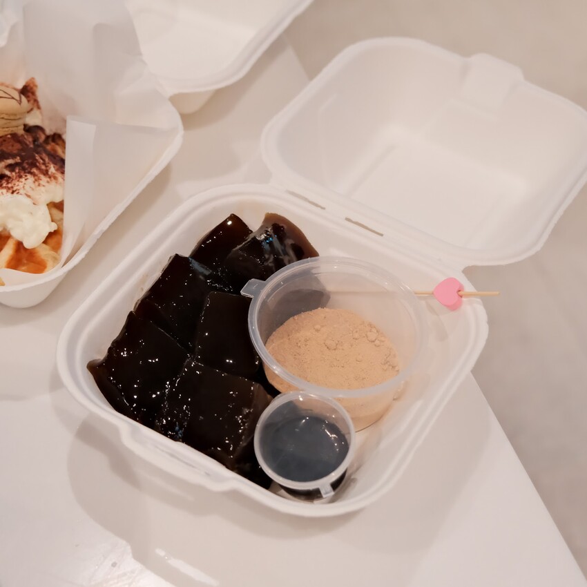 【微風南山飲料推薦】因果茶~信義區平價飲料只要50元起!免費獨家ㄤ姑粿珍珠、平價好吃可朗芙、職人豆磨豆花、招牌嫩仙草、日式復古甜點~因果茶菜單