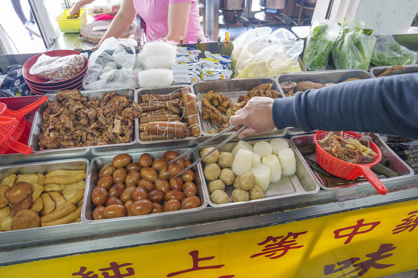 台南美食 賴家滷味麵食｜獨家冰鎮白滷味很涮嘴～多道工序清洗，口味清爽一吃停不下來