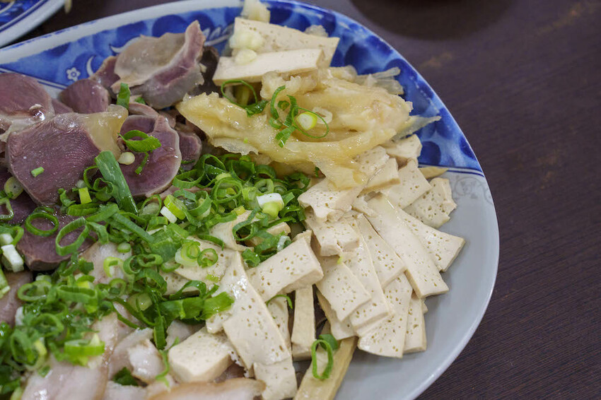台南美食 賴家滷味麵食｜獨家冰鎮白滷味很涮嘴～多道工序清洗，口味清爽一吃停不下來