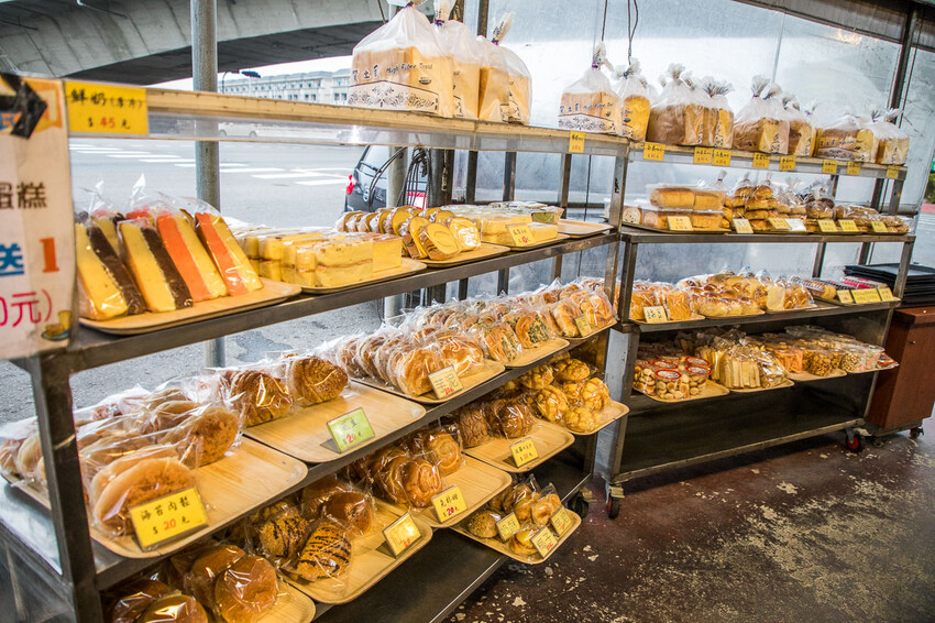 台中市清水區嘉新麵包點心行|去麵包店買炸雞?麵包店裡的便宜好吃炸雞!