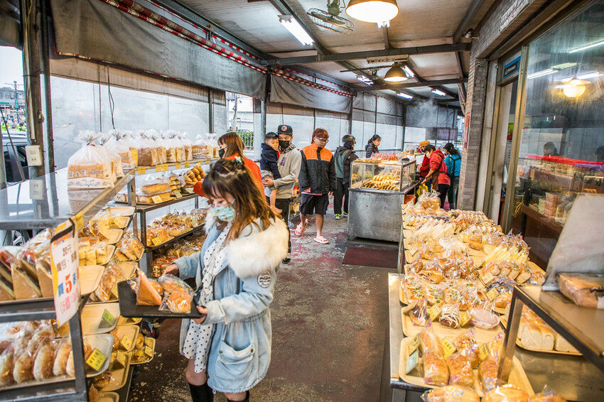 台中市清水區嘉新麵包點心行|去麵包店買炸雞?麵包店裡的便宜好吃炸雞!