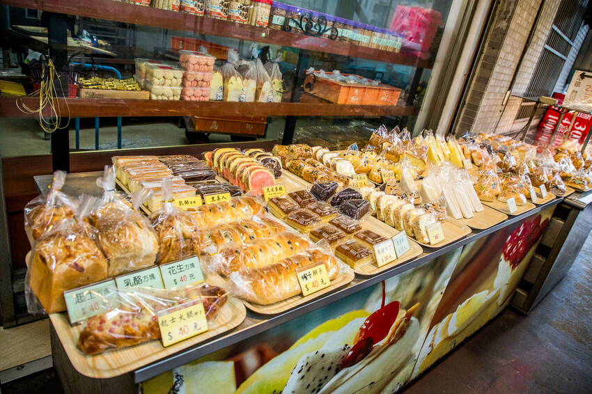 台中市清水區嘉新麵包點心行|去麵包店買炸雞?麵包店裡的便宜好吃炸雞!