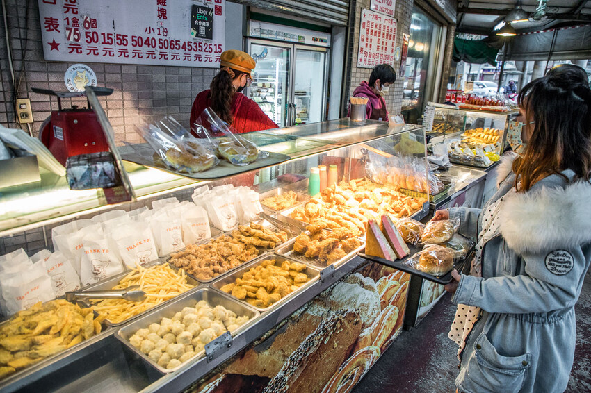 台中市清水區嘉新麵包點心行|去麵包店買炸雞?麵包店裡的便宜好吃炸雞!