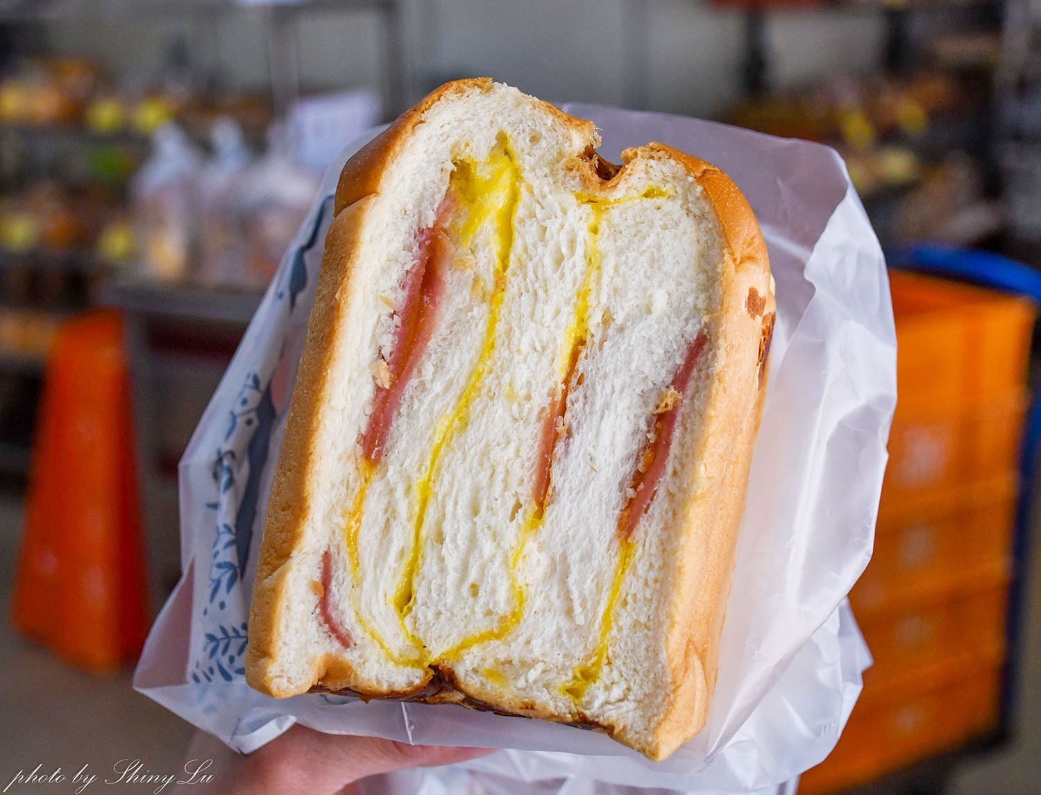 有沒有搞錯，來麵包店買炸雞 ?