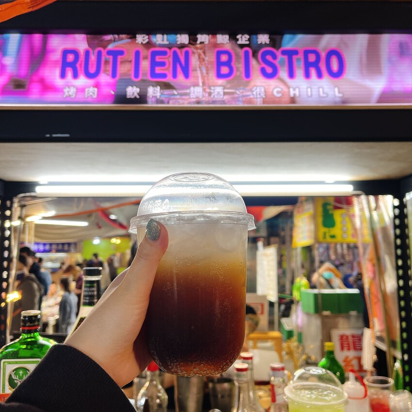 中壢夜市唯一一間露天酒吧—rutienbistro露天酒吧,來與朋友一起度過微醺的歡樂時光吧