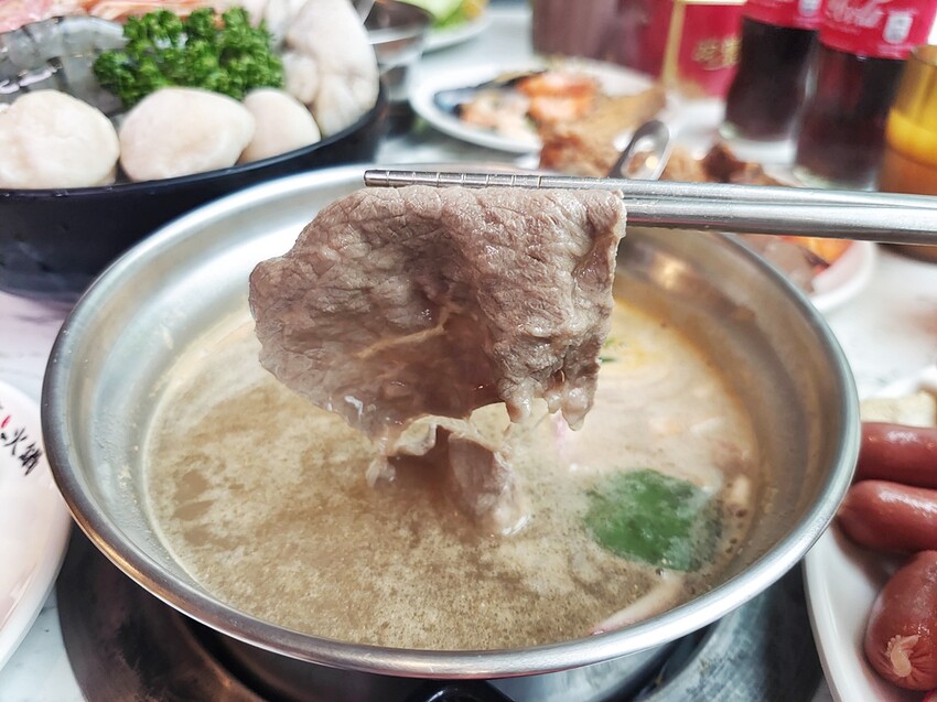 台中市南屯區羽葉麻辣火鍋-台中都會館｜火鍋加自助百匯吃到飽 和牛/哈根達斯無限供應