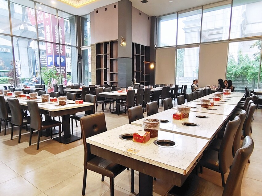 台中市南屯區羽葉麻辣火鍋-台中都會館｜火鍋加自助百匯吃到飽 和牛/哈根達斯無限供應