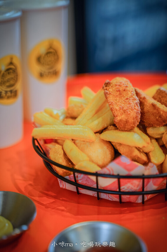 法大炸雞 板橋華江店｜台中超夯炸雞入駐板橋啦！超juicy滋味一口就難忘，多樣化的炸物點心也超強的，板橋美食/板橋宵夜推薦