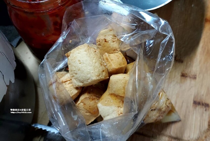 鳳山五甲美食 位於五甲二路上的無名素食臭豆腐&素香豆包