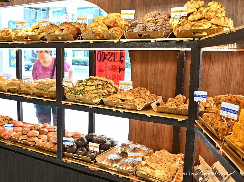 小鳥吃吐司|北部超人氣麵包店再開分店,品項超多,價格平價,秒殺等級,晚來搶不到!