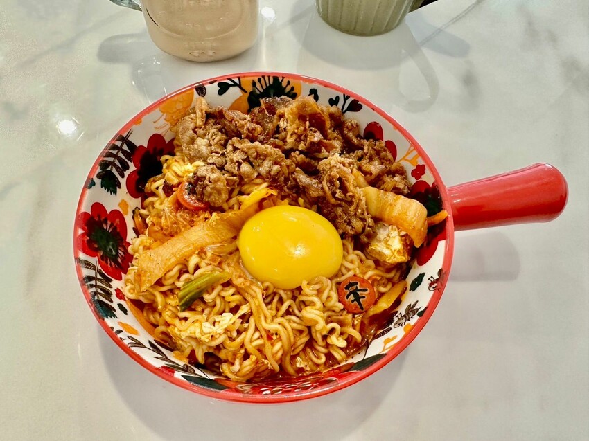 【台北】松江南京站美食｜早晨商行 四平商圈高CP早午餐 純白工業風 上班族激推必點辛炒麵 月見蛋流心太好吃