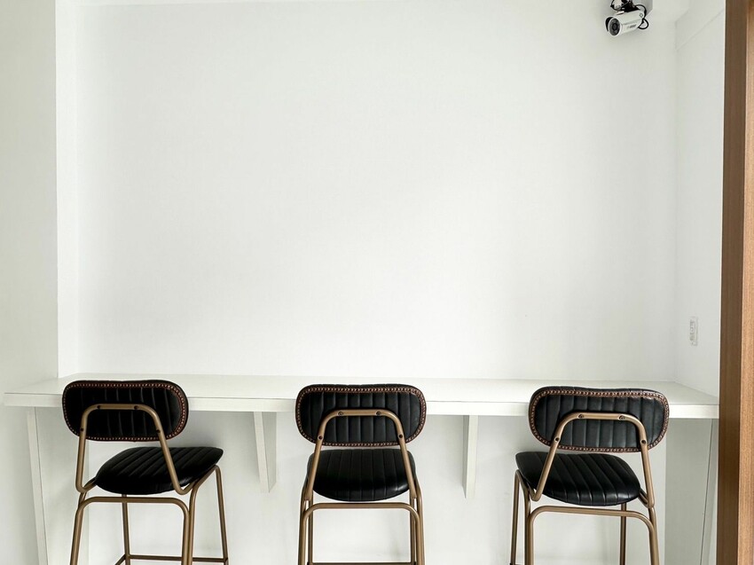 【台北】松江南京站美食｜早晨商行 四平商圈高CP早午餐 純白工業風 上班族激推必點辛炒麵 月見蛋流心太好吃