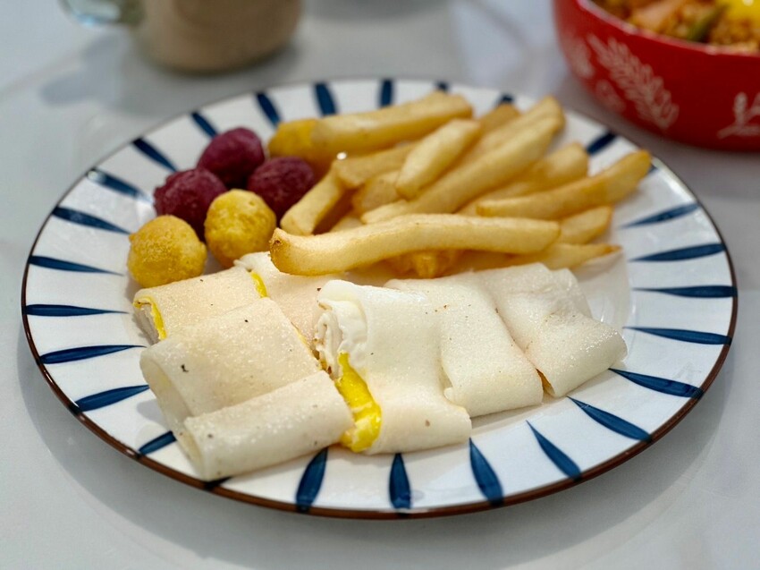 【台北】松江南京站美食｜早晨商行 四平商圈高CP早午餐 純白工業風 上班族激推必點辛炒麵 月見蛋流心太好吃