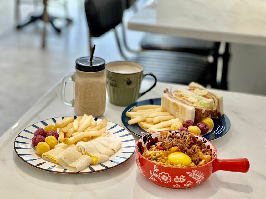 【台北】松江南京站美食｜早晨商行 四平商圈高CP早午餐 純白工業風 上班族激推必點辛炒麵 月見蛋流心太好吃