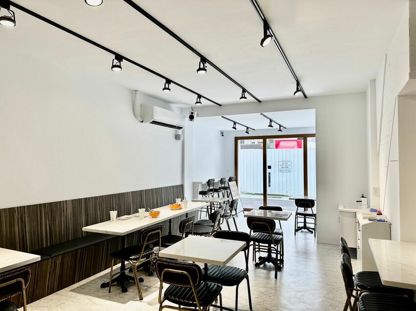 【台北】松江南京站美食｜早晨商行 四平商圈高CP早午餐 純白工業風 上班族激推必點辛炒麵 月見蛋流心太好吃